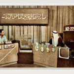 استوديو «المباراة الثقافية بين المناطق الثلاث» الحديث بمعايير ذلك الوقت مع فهمي بصراوي متألقًا كعادته بالزي السعودي والبشت والمتبارين الثلاثة الذين يمثلون بقيق والظهران ورأس تنورة وكاميرا تصوير كبيرة وألواح أسماء بالعربية